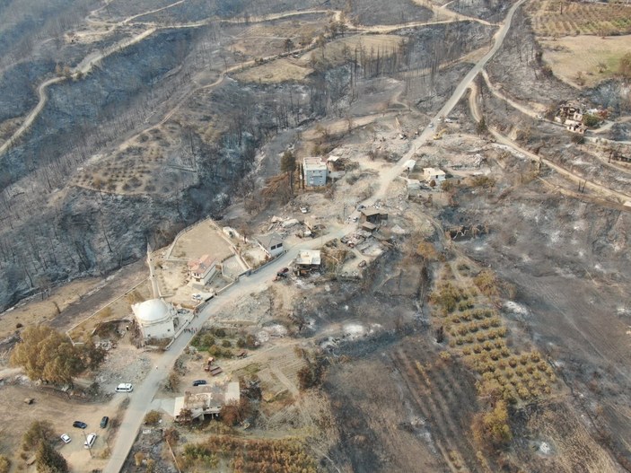 Manavgat Kalemler’de yanan evlerin yıkımı başladı