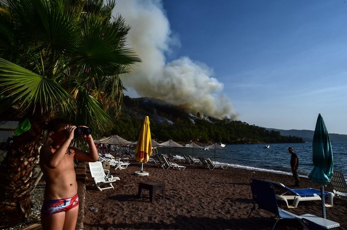 Marmaris’te turistler yangına rağmen yüzdü