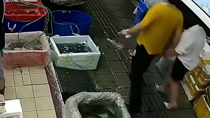 Çin'de sarhoş çift, balık kovalarının içine düştü