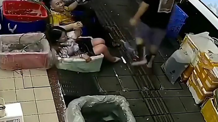 Çin'de sarhoş çift, balık kovalarının içine düştü