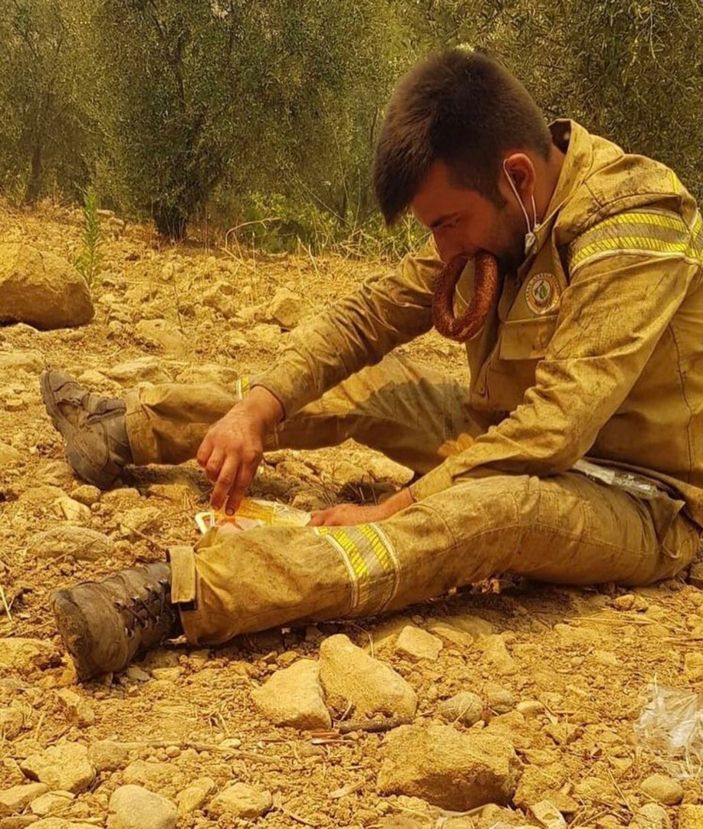 Ayakları sargı içinde olan personel, yangın bölgesinden ayrılmadı