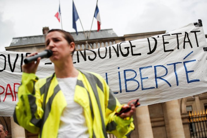 Fransa'da itfaiyeciler aşı zorunluluğu kararına karşı grev başlattı