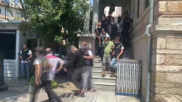 Taksim’de çocukları dilendiren şahıslar yakalandı