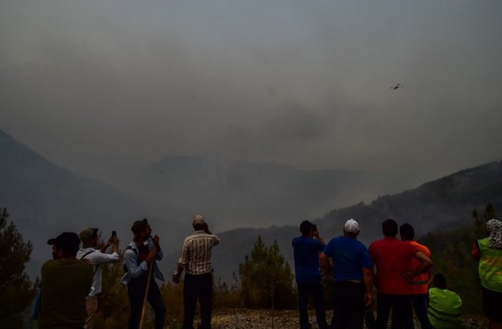 Muğla Köyceğiz'de mahalleli yangını çaresizlikle izledi