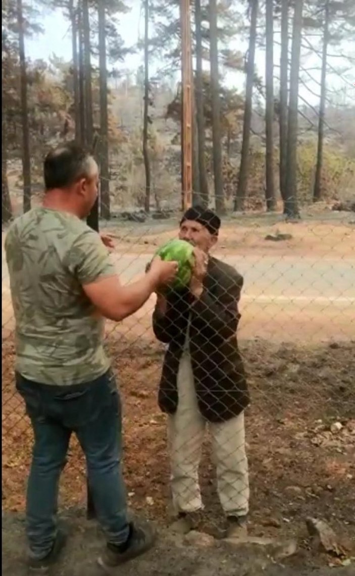 Antalya’da bahçesindeki karpuzları itfaiyeye verdi