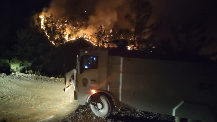 Antalya’da polisler, alevlerin üzerine avuç avuç kum döktü