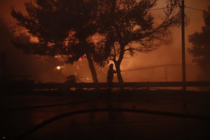 Yunanistan'da yangın yeniden başladı