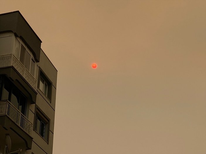Bölgedeki yangınlar, İzmir'den Çanakkale'ye kadar gökyüzü rengini değiştirdi