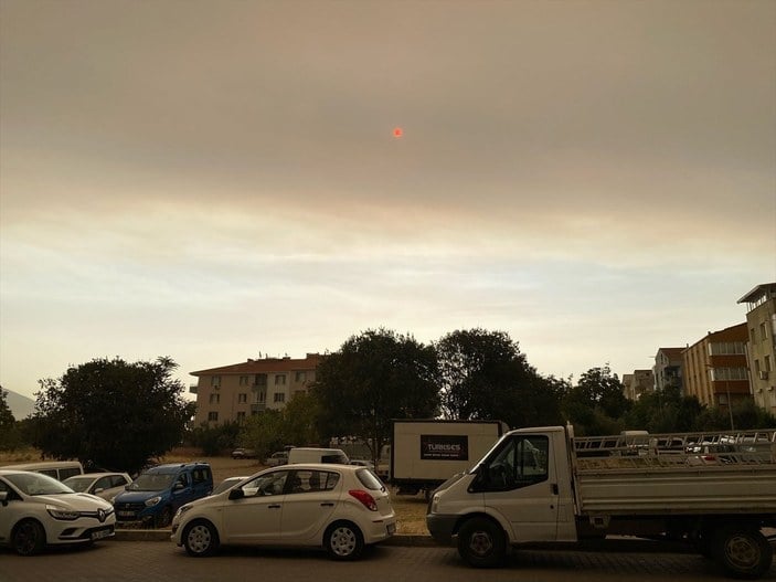 Bölgedeki yangınlar, İzmir'den Çanakkale'ye kadar gökyüzü rengini değiştirdi