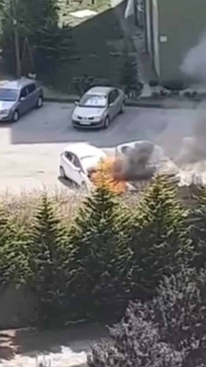 İzmit'te park halindeki otomobil alev alev yandı
