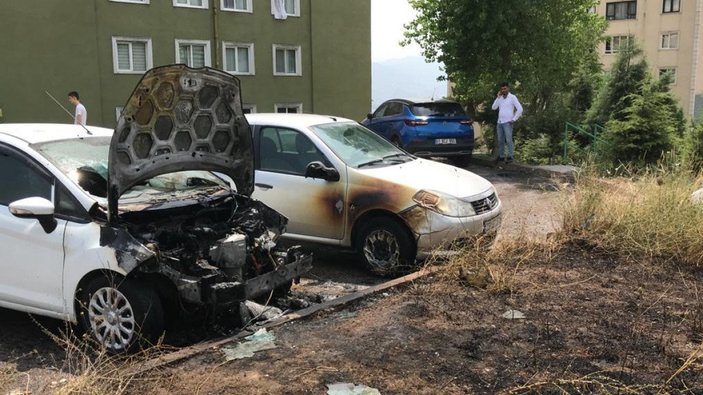 İzmit'te park halindeki otomobil alev alev yandı