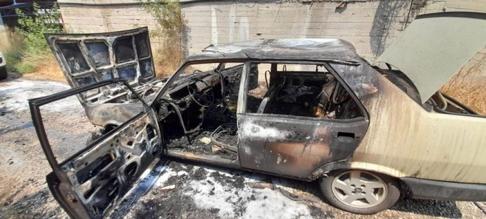 Muğla'da yanan otomobil hurdaya döndü