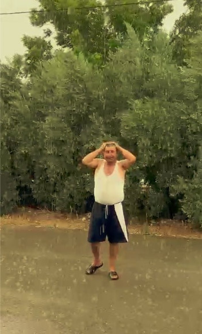 Antalya'da yağmuru gören çiftçi kendini yola attı