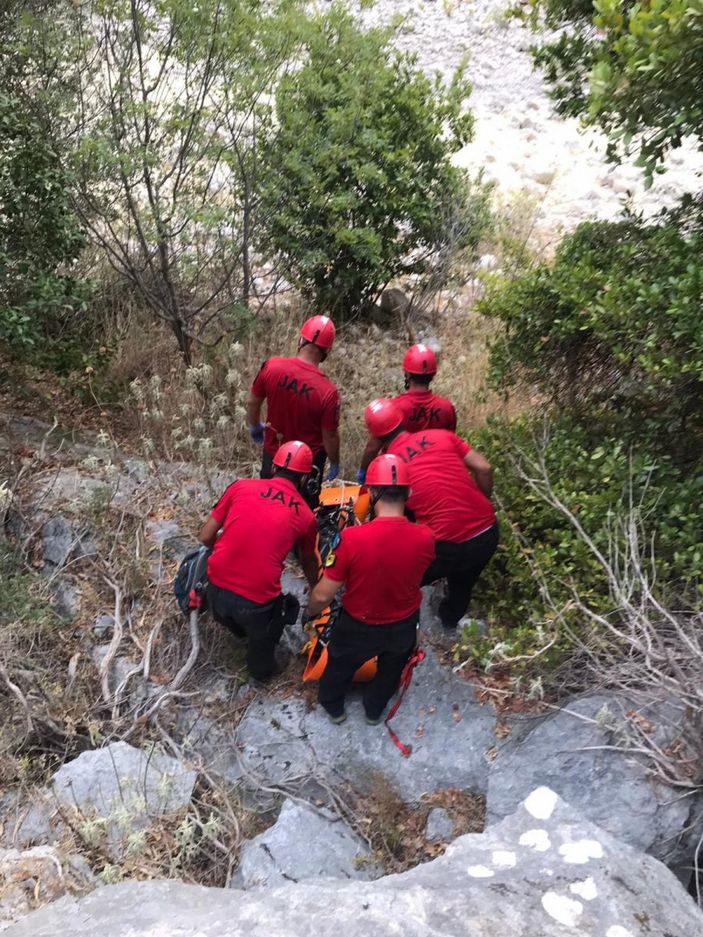 Antalya'da Samet'in cansız bedenini yakınları aldı