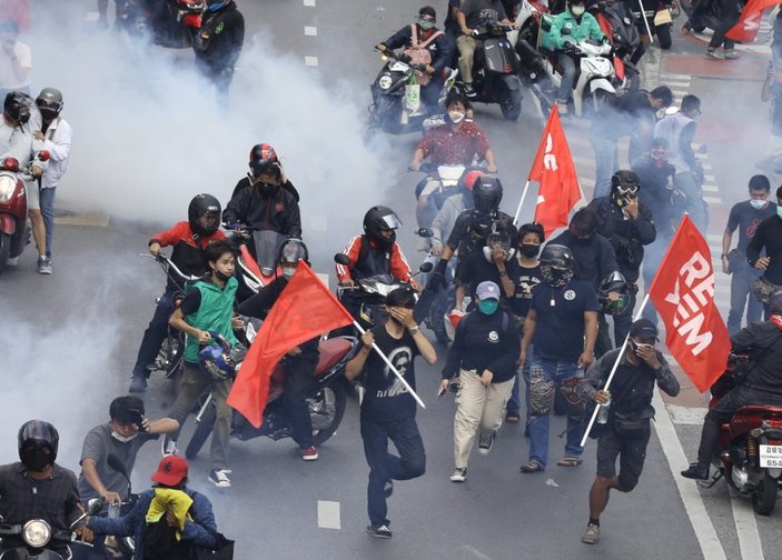 Bangkok sokakları savaş alanına döndü: Polis aracını ateşe verdiler