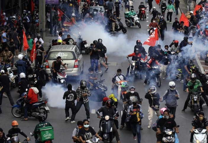 Bangkok sokakları savaş alanına döndü: Polis aracını ateşe verdiler