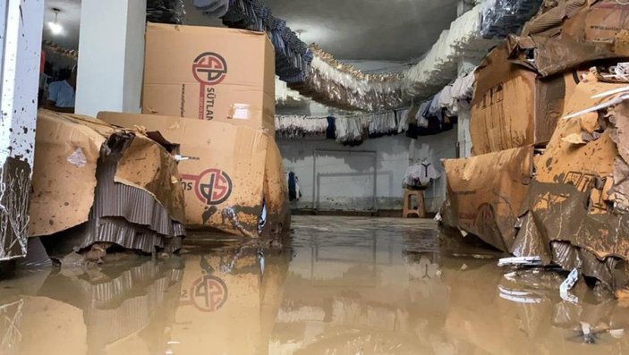 Bursa'da sağanak yağış etkili oldu: Ev ve iş yerlerini su bastı