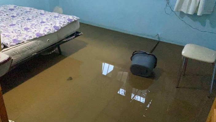 Bursa'da sağanak yağış etkili oldu: Ev ve iş yerlerini su bastı