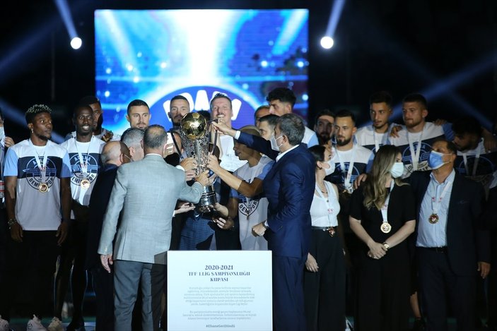 Adana Demirspor şampiyonluk kupasını kaldırdı