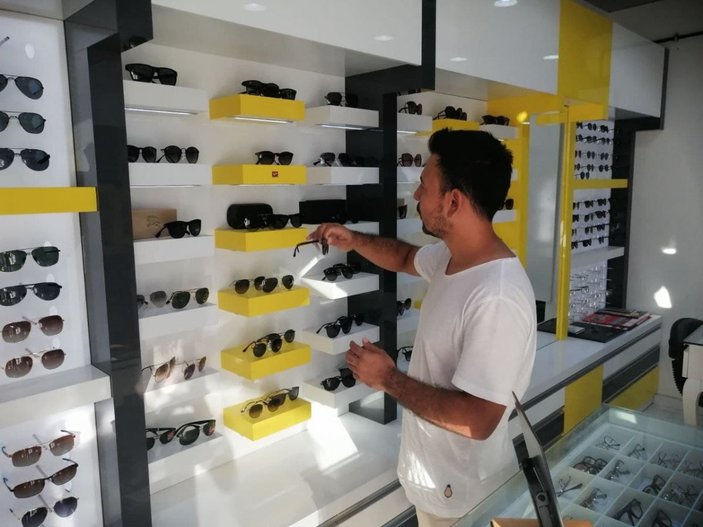 İstanbul'da güneş gözlüğü hırsızlığı kamerada