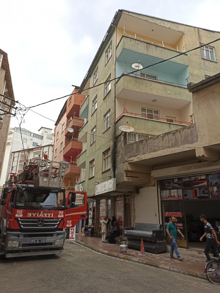 Iğdır'da bir şahıs, 5'inci kattaki evinin balkonundan yan binanın üzerine düştü