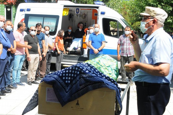 Manisa'da kızının cenazesini ambulanstan izledi