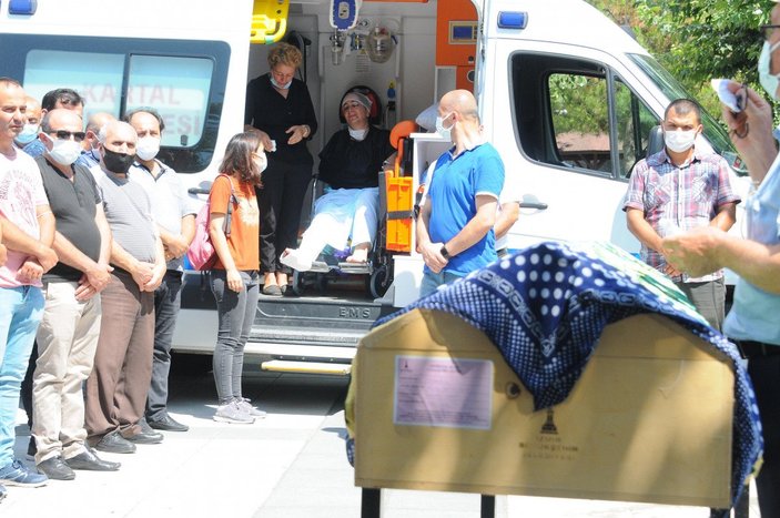 Manisa'da kızının cenazesini ambulanstan izledi