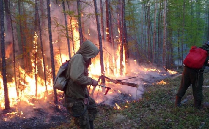 Sibirya'daki orman yangınları yerleşim yerlerine ilerliyor