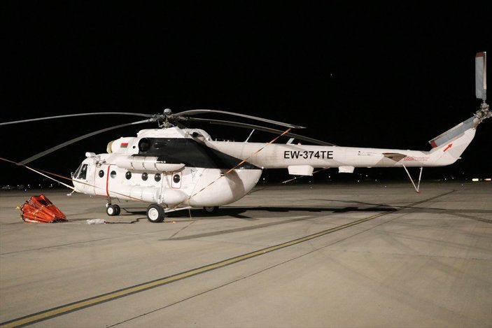 Muğla'da gece görüşlü helikopterler yangına müdahale ediyor