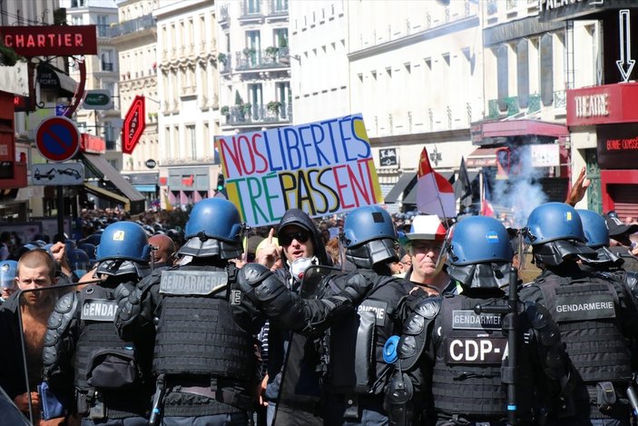 Fransa'da aşı karşıtlarının protestoları 4. haftasında