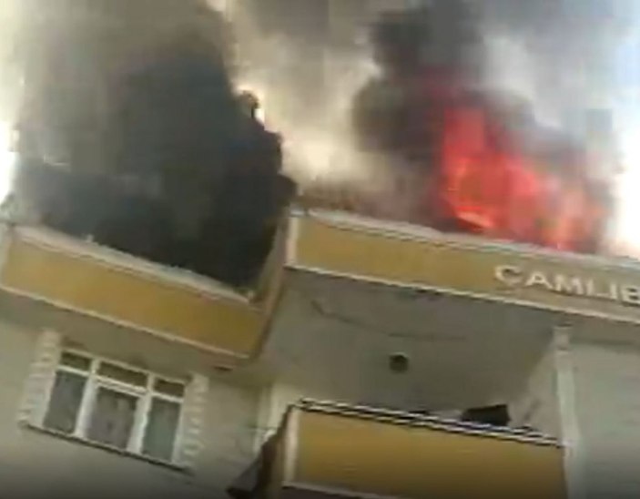 İstanbul'da 5 katlı binanın çatı katında yangın çıktı