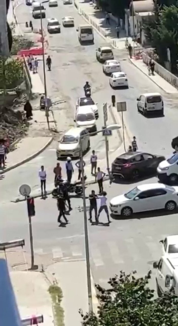 Esenyurt’ta kaza yapan sürücülerin kavgası kamerada