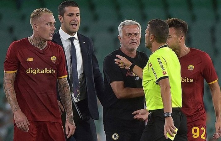 Real Betis - Roma maçında Mourinho ve 3 oyuncusu atıldı