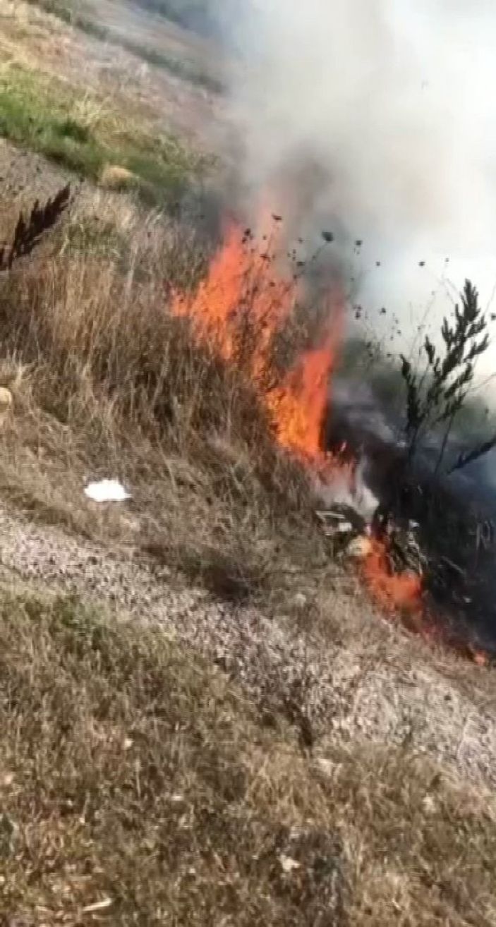 i Bursa’da yol kenarındaki yangını sürücüler söndürdü