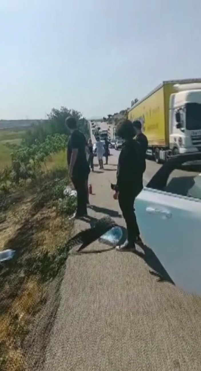 i Bursa’da yol kenarındaki yangını sürücüler söndürdü