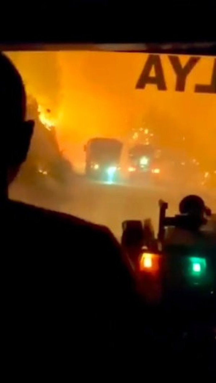 Antalya'da alevlerin ortasında kalan ekibin kurtulma anları kamerada