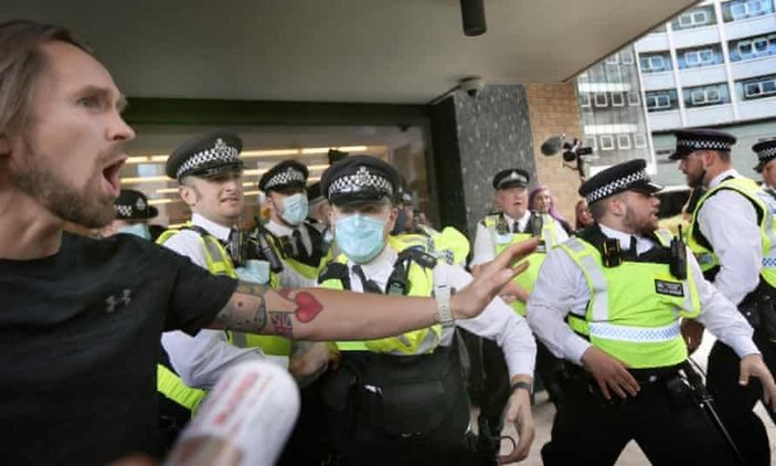 Koronavirüs aşısı karşıtlarından BBC binasına baskın
