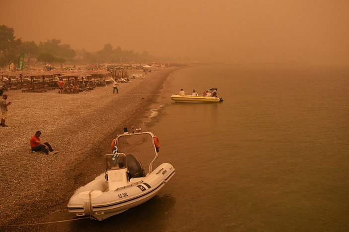 Yunanistan'ın Eğriboz Adası'nda yangın devam ediyor