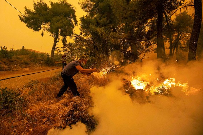 Yunanistan'ın Eğriboz Adası'nda yangın devam ediyor