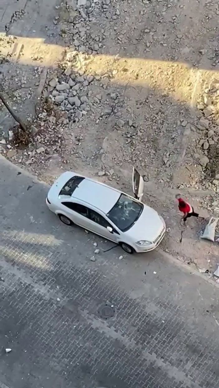 Esenyurt'ta otomobili taşlayan kadın