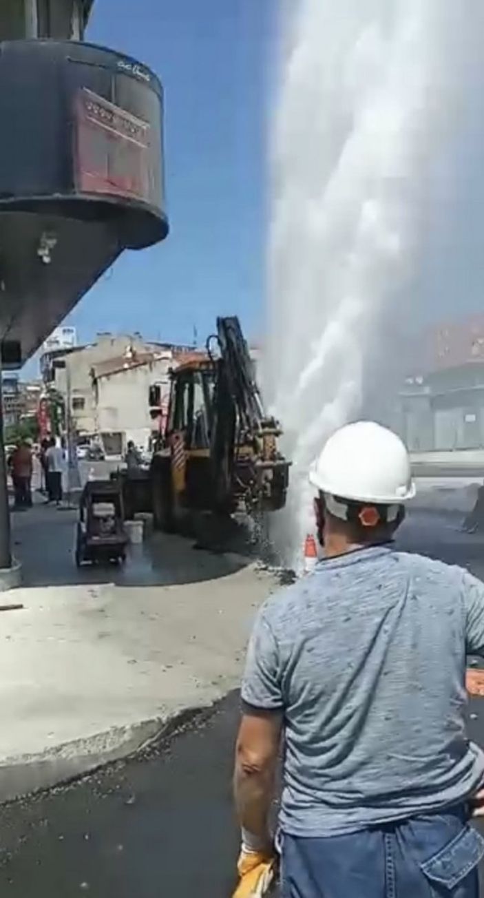 Kadıköy’de su borusu patladı