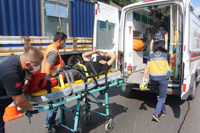 Bolu’da tıra çarpan kamyon sürücüsü 1 saatte kurtarıldı