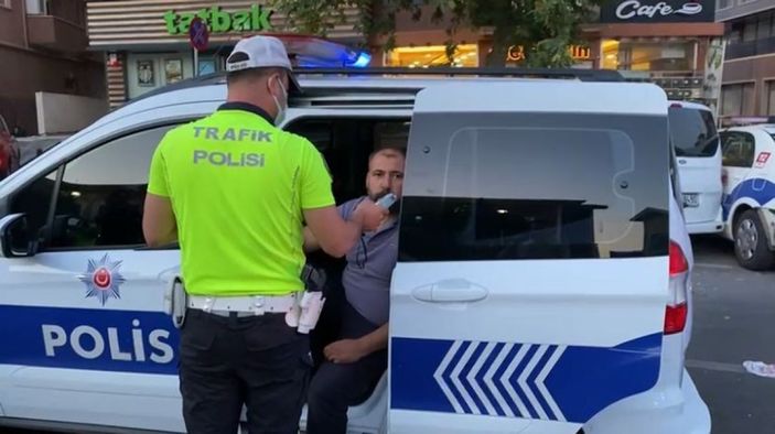 İ Ümraniye'de minibüs, 3 polis aracına çarparak durabildi