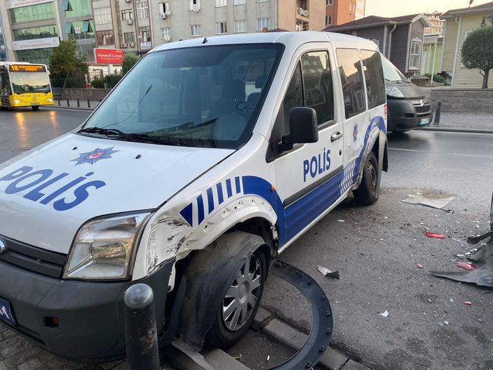 İ Ümraniye'de minibüs, 3 polis aracına çarparak durabildi