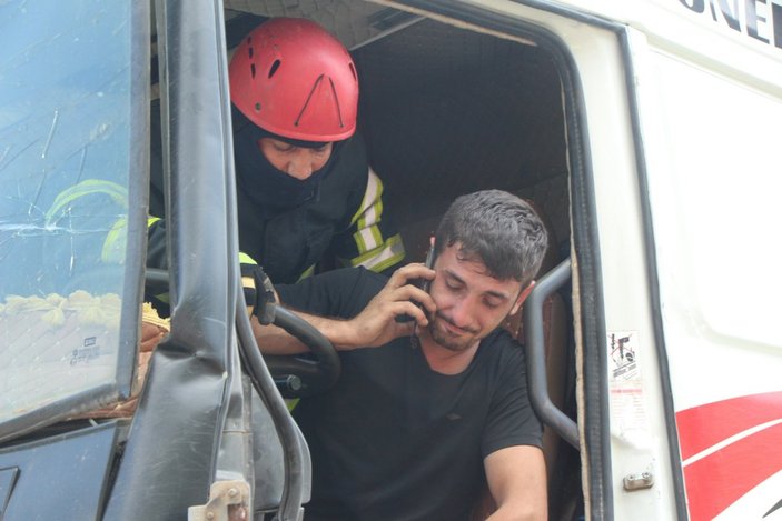 Bolu’da tıra çarpan kamyon sürücüsü 1 saatte kurtarıldı