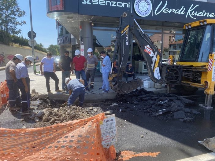 Kadıköy’de su borusu patladı