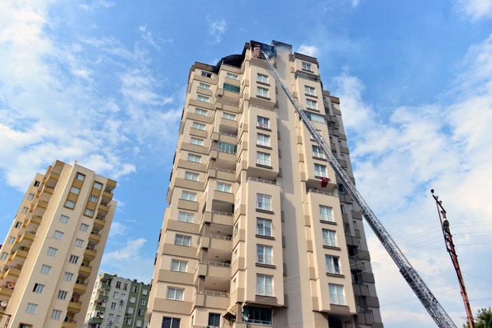 Adana’da binanın 13’üncü katında yangın çıktı