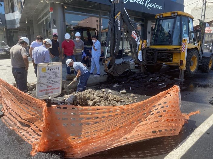 Kadıköy’de su borusu patladı