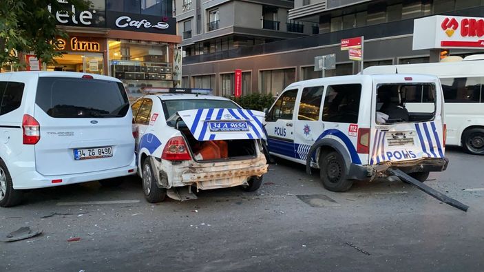 İ Ümraniye'de minibüs, 3 polis aracına çarparak durabildi