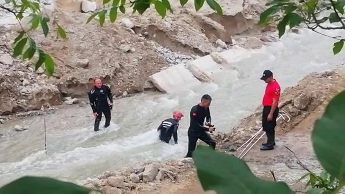 Erzurum’da selde kaybolan işçi, çamura girerek aranıyor